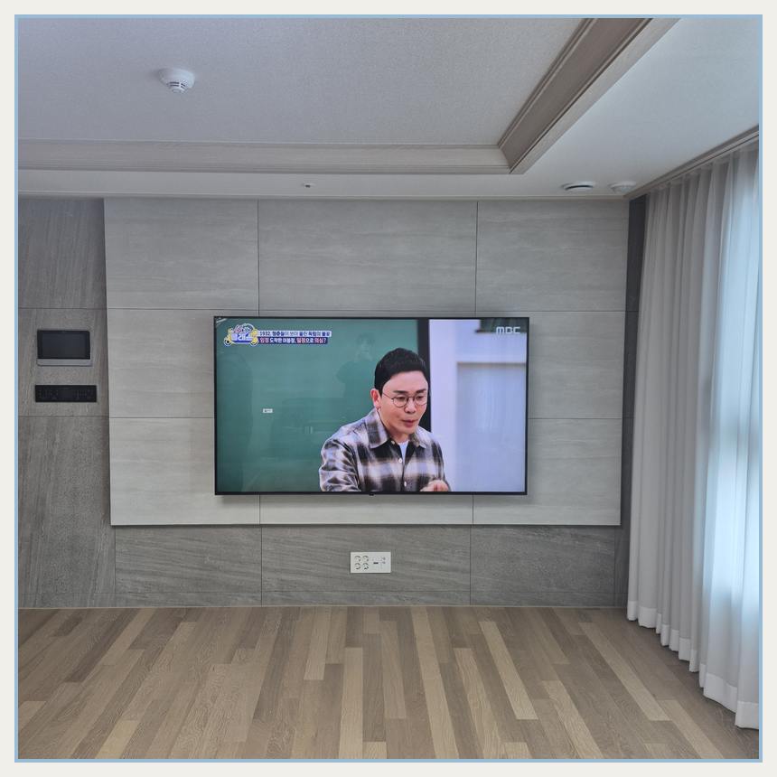 벽걸이형 TV 주변 공간의 균형을 확인하는 참고 사진 · 겉마감과 지지층의 차이