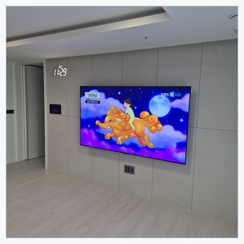 TV 아래 수납장과 화면 간격을 검토하는 사진 · 설치가 어려운 벽 구조