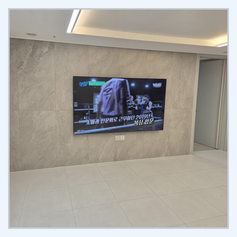 화면 아래쪽 여유 공간을 계산하는 데 참고할 TV 배치 사진 · 얇은 벽에서 필요한 것