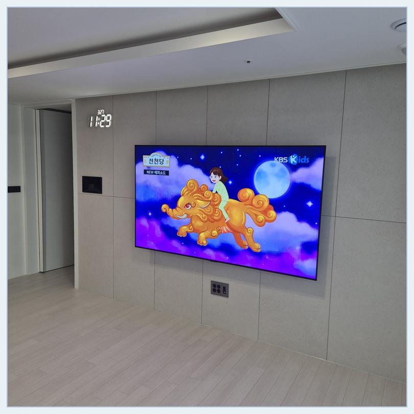 벽에 부착한 TV와 주변 공간의 조화를 살펴보는 사진 · 기종별 브라켓 선택