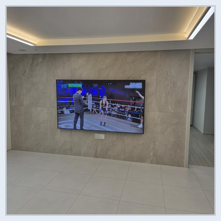 화면 아래쪽 여유 공간을 계산하는 데 참고할 TV 배치 사진 · 마감재보다 중요한 것