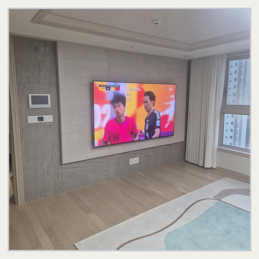선 정리 동선을 고민할 때 살펴보는 TV 주변 참고 이미지 · 가벽에서 확인할 지점