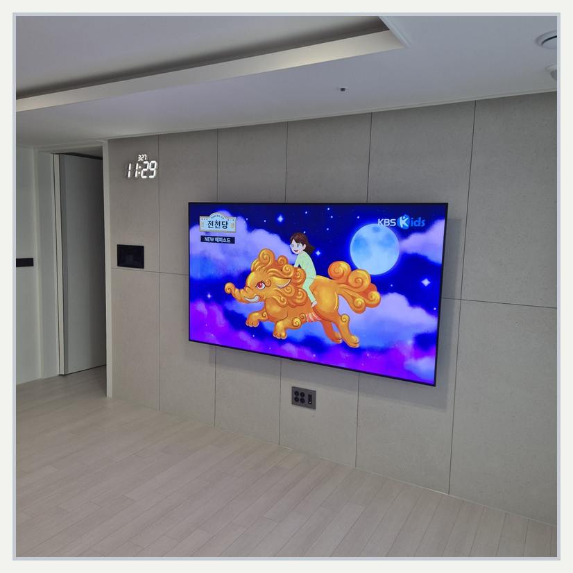 거실에서 시청 위치를 계획할 때 보는 TV 설치 장면 · 얇은 벽에서 필요한 것