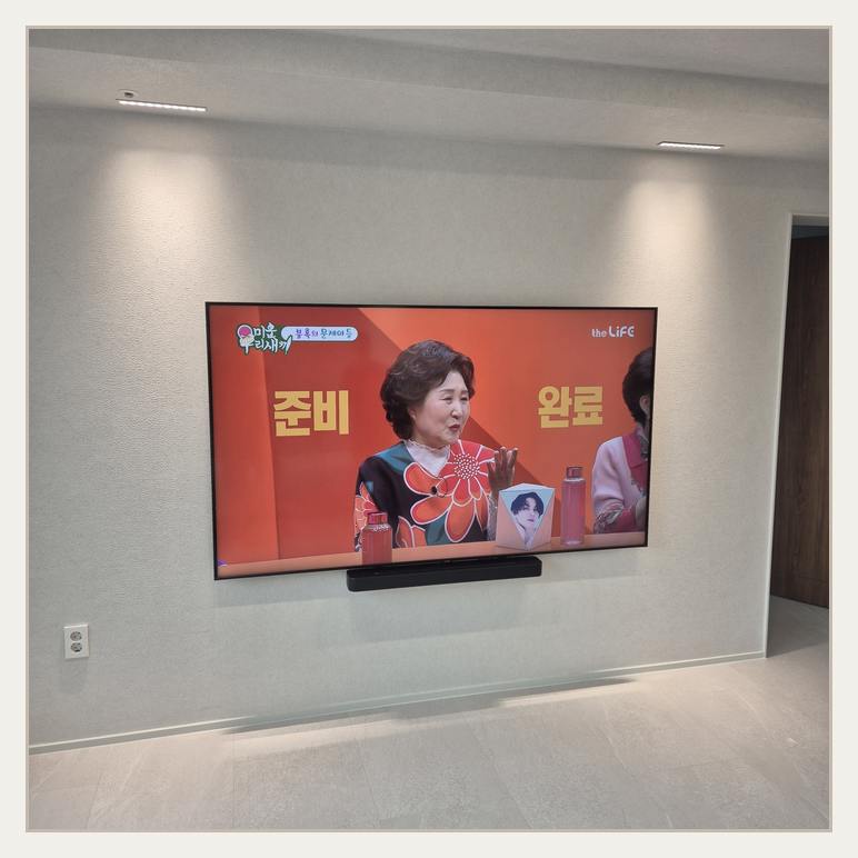 화면 아래쪽 여유 공간을 계산하는 데 참고할 TV 배치 사진 · TV 크기와 운반 인원