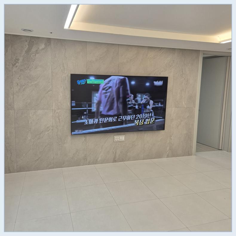 가구와 TV 화면 중심을 맞추기 위한 설치 참고 사진 · 벽걸이 부품의 안전선