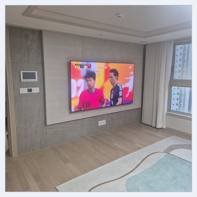 화면 좌우 여유를 살펴보기 위한 벽걸이TV 배치 사진 · 무타공 여부 판단 기준