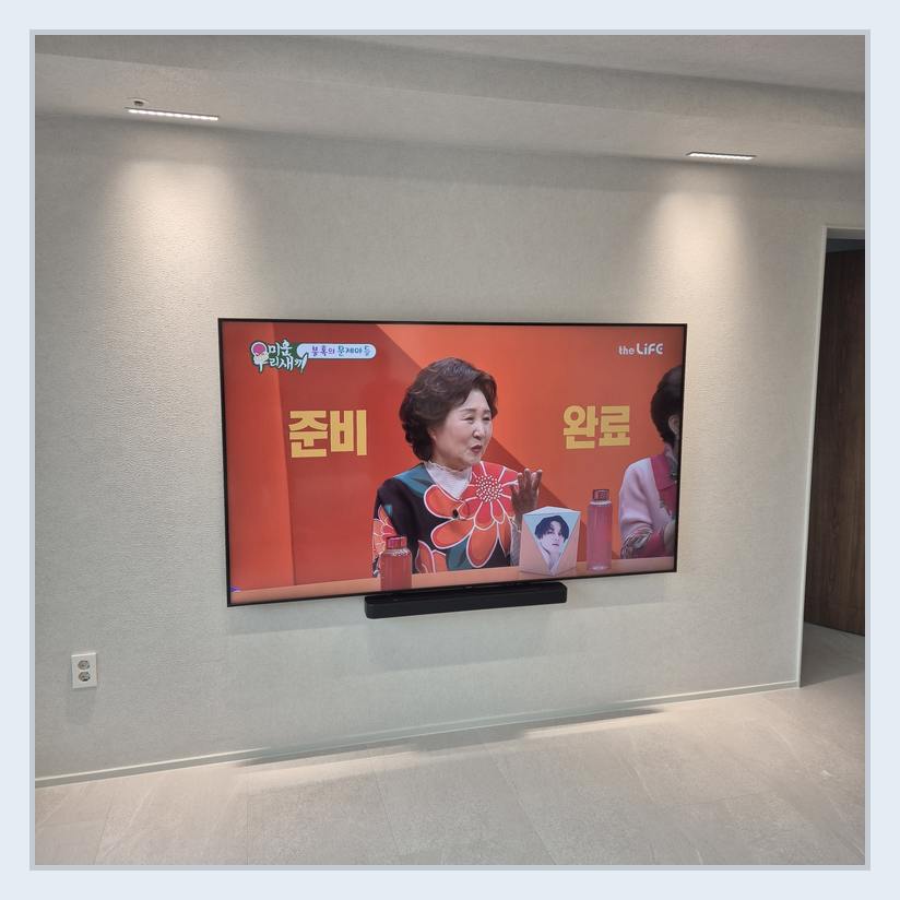 브라켓 선택 전 설치 높이를 가늠해보는 참고 이미지 · TV 크기와 운반 인원