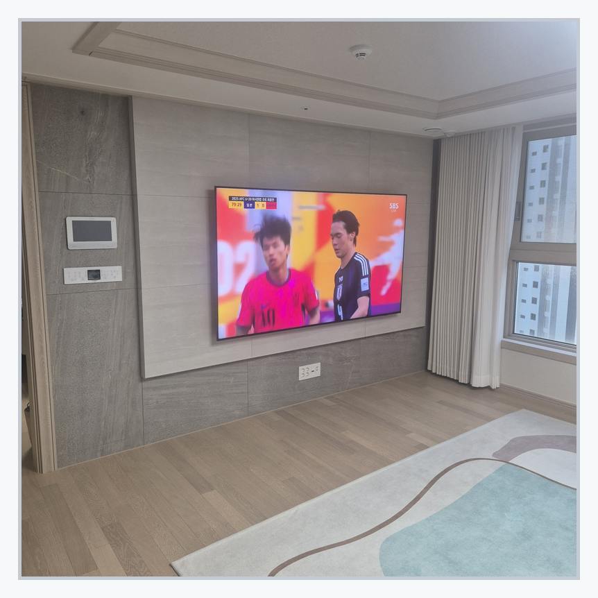 거실에서 시청 위치를 계획할 때 보는 TV 설치 장면 · 마감재보다 중요한 것