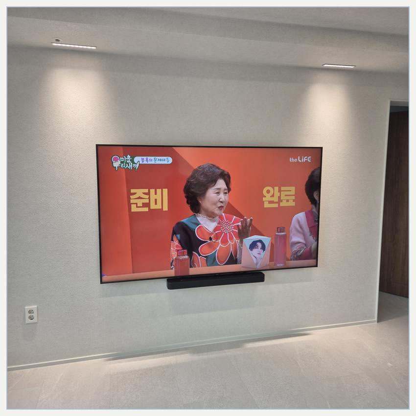 벽에 부착한 TV와 주변 공간의 조화를 살펴보는 사진 · 브라켓 흔들림 방지