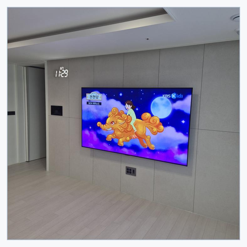 화면 좌우 여유를 살펴보기 위한 벽걸이TV 배치 사진 · 단자 접근이 쉬운 배치