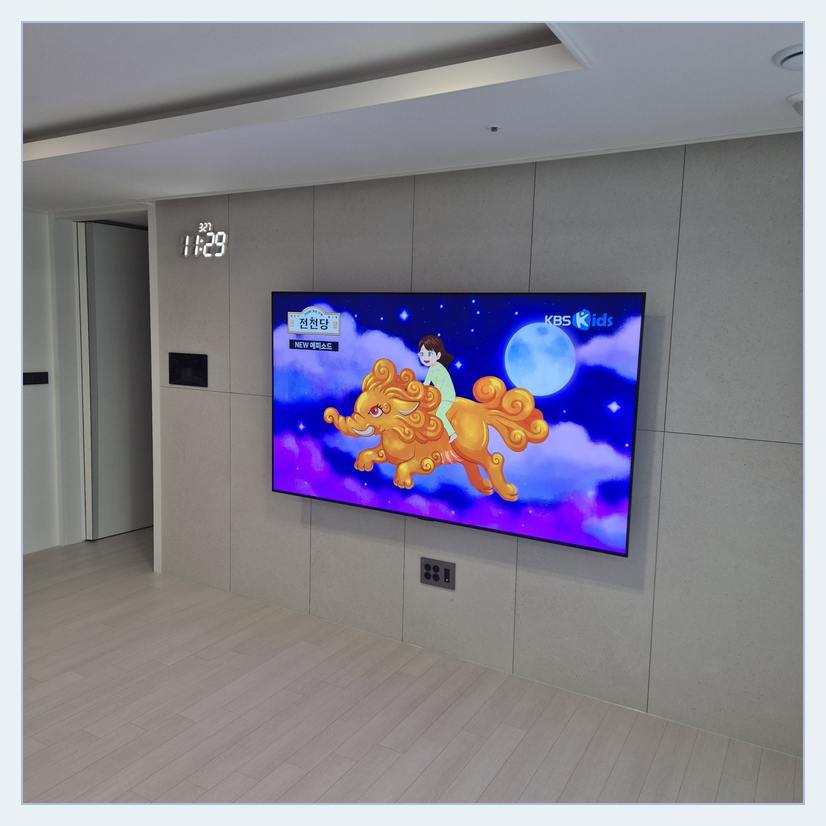 가구와 TV 화면 중심을 맞추기 위한 설치 참고 사진 · 체결 나사와 잠금