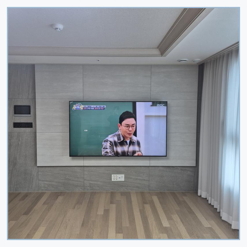 가구와 TV 화면 중심을 맞추기 위한 설치 참고 사진 · 무타공 여부 판단 기준