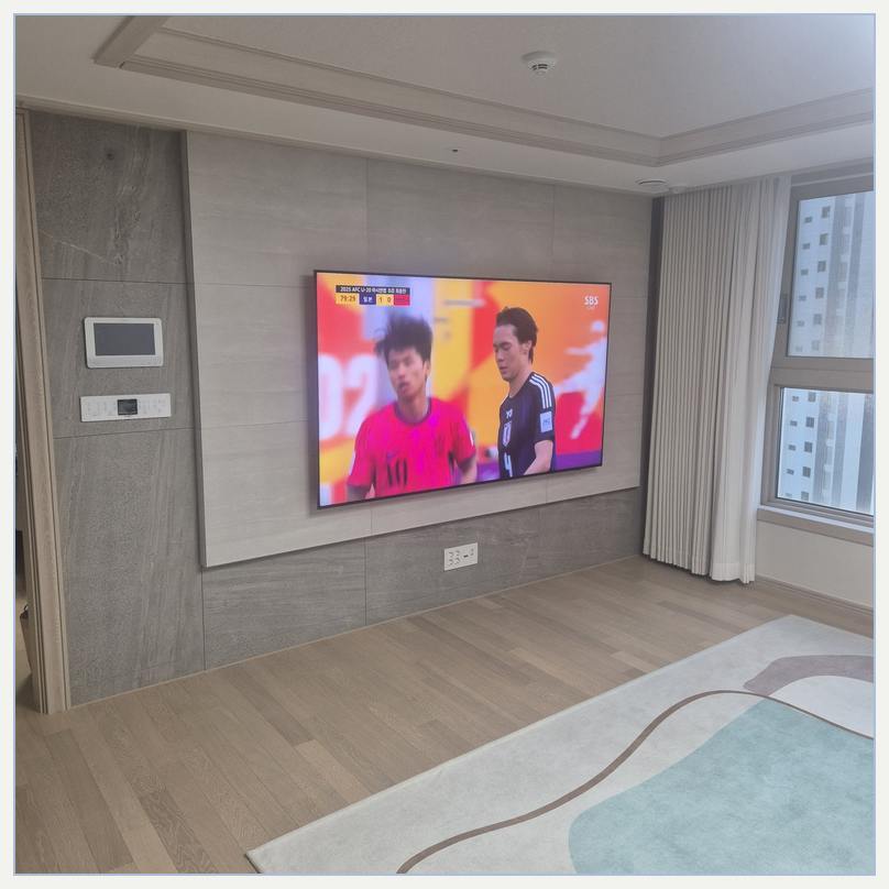 화면 좌우 여유를 살펴보기 위한 벽걸이TV 배치 사진 · 지지 조건별 차이