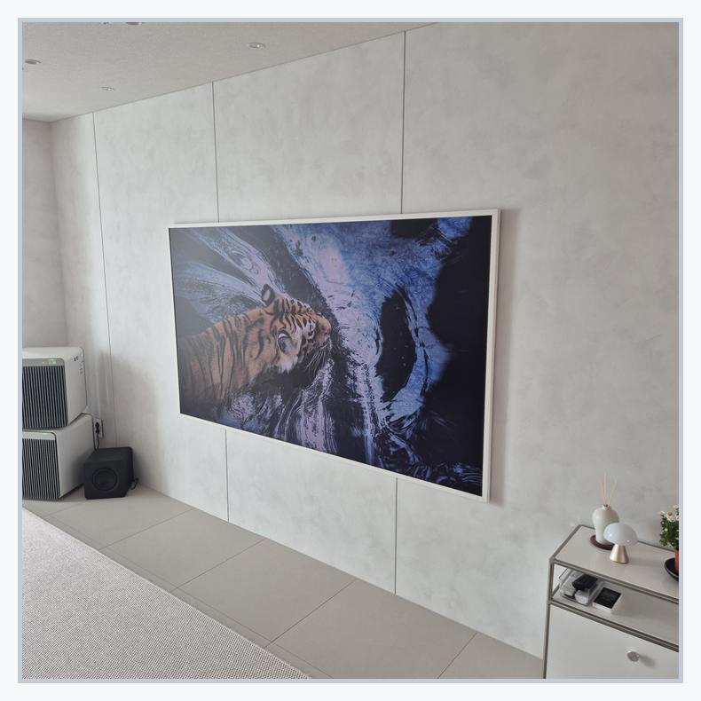 화면 아래쪽 여유 공간을 계산하는 데 참고할 TV 배치 사진 · 장비를 빼낼 여유
